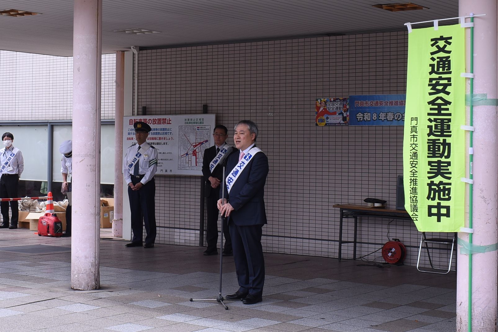 春の交通安全運動事前該当啓発キャンペーンで挨拶をしている写真です