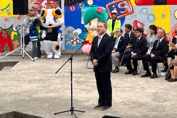 弁天池公園スプリングカーニバルで挨拶をしている写真です