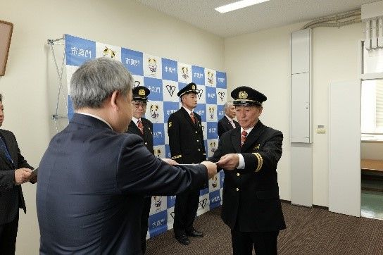 消防団長に辞令をお渡ししている写真です