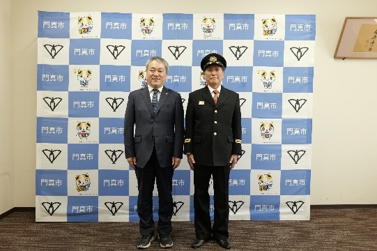 消防団長と並んで撮った写真です