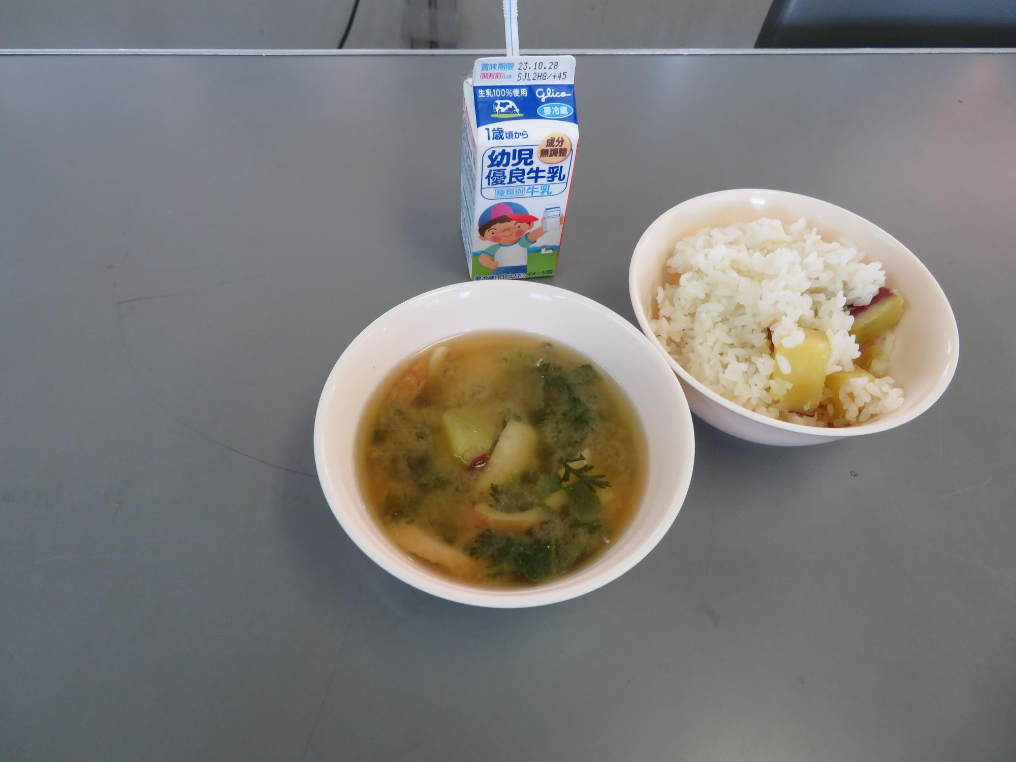 給食ごっこ