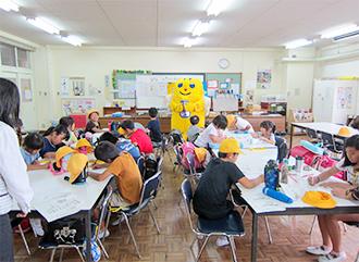 選挙啓発ポスターの作成を行う児童の写真