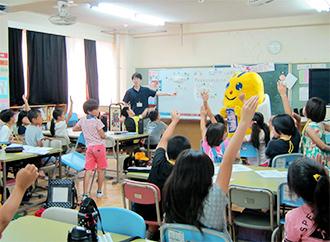 選挙クイズに答える児童の写真