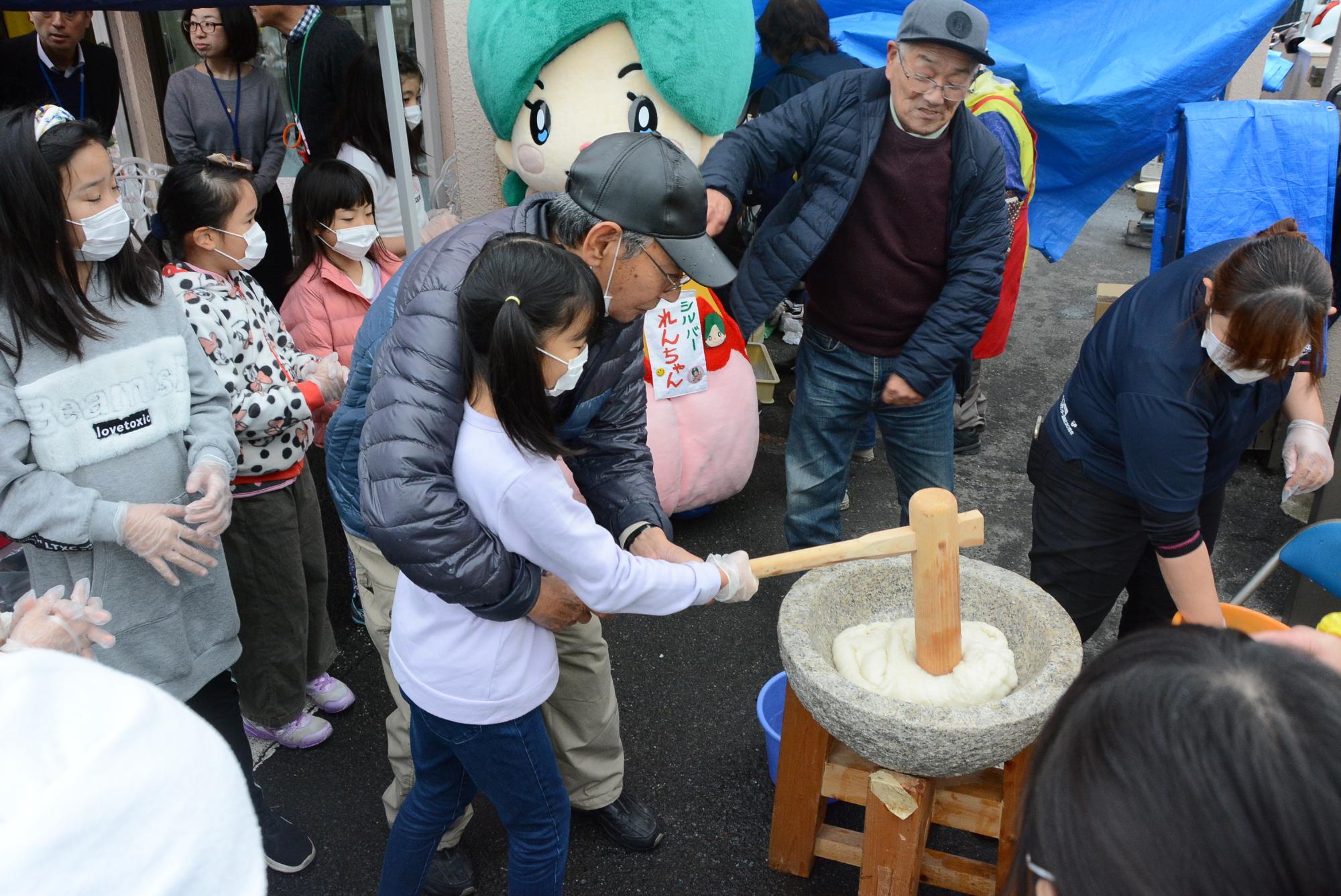 餅つき大会の様子