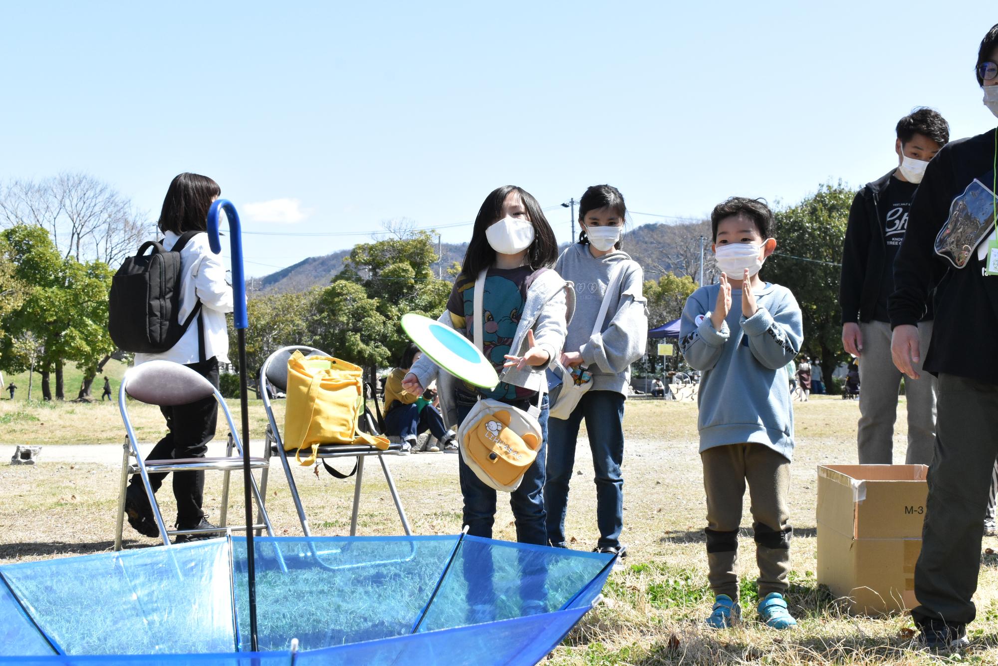 弁天池公園でディスクゴルフで遊ぶ子ども