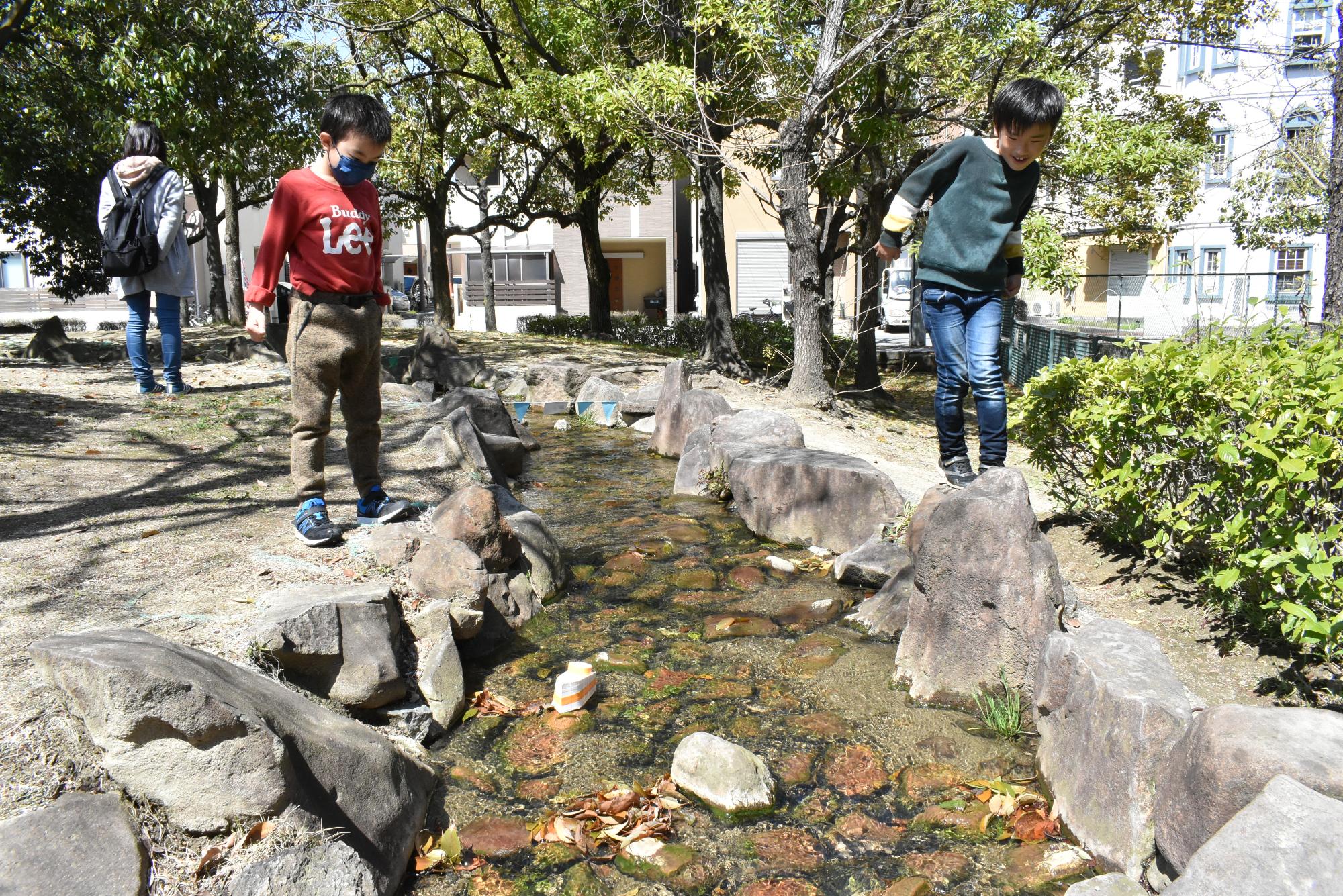 弁天池公園で舟で遊ぶ子ども