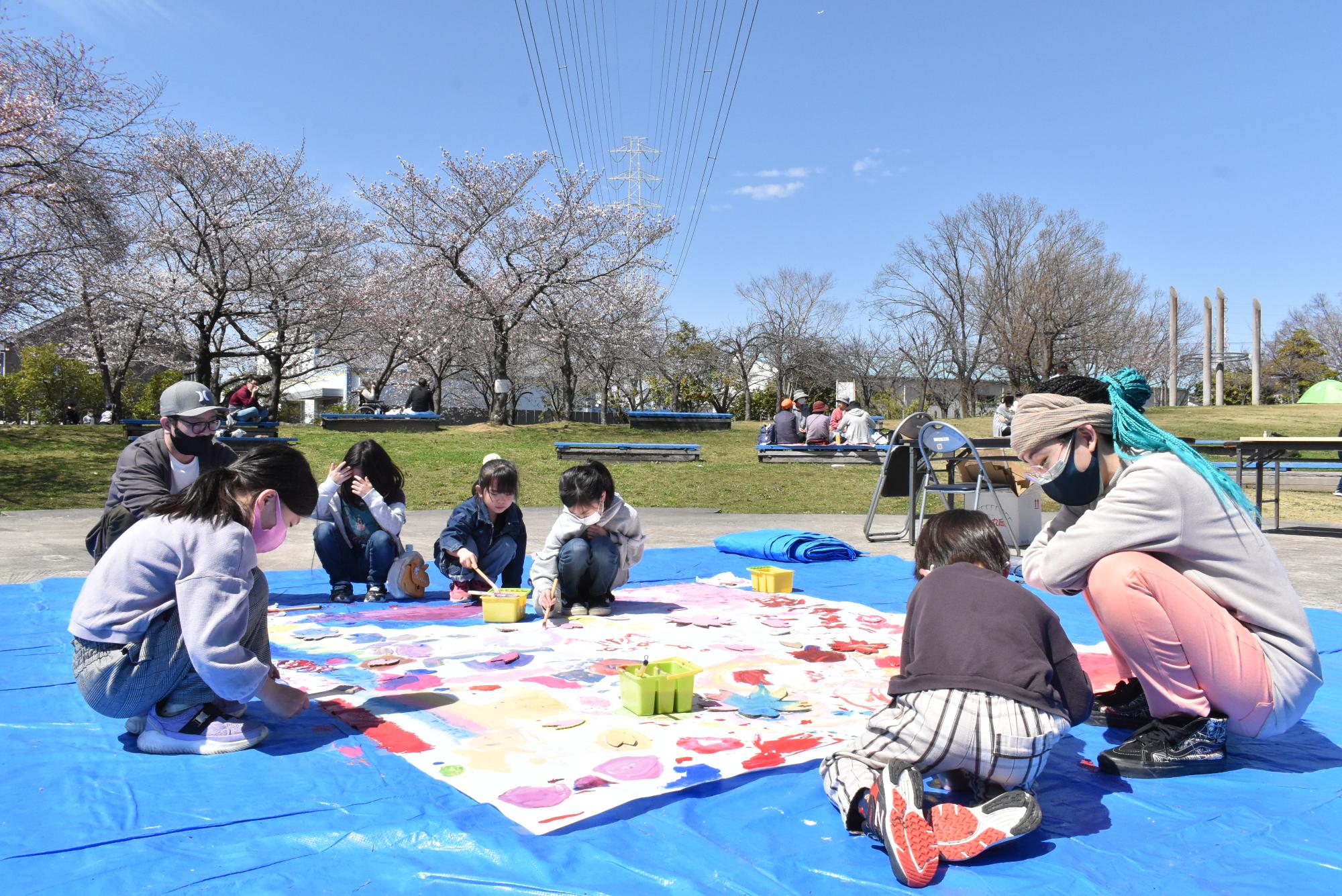 弁天池公園でお絵かきで遊ぶ子ども