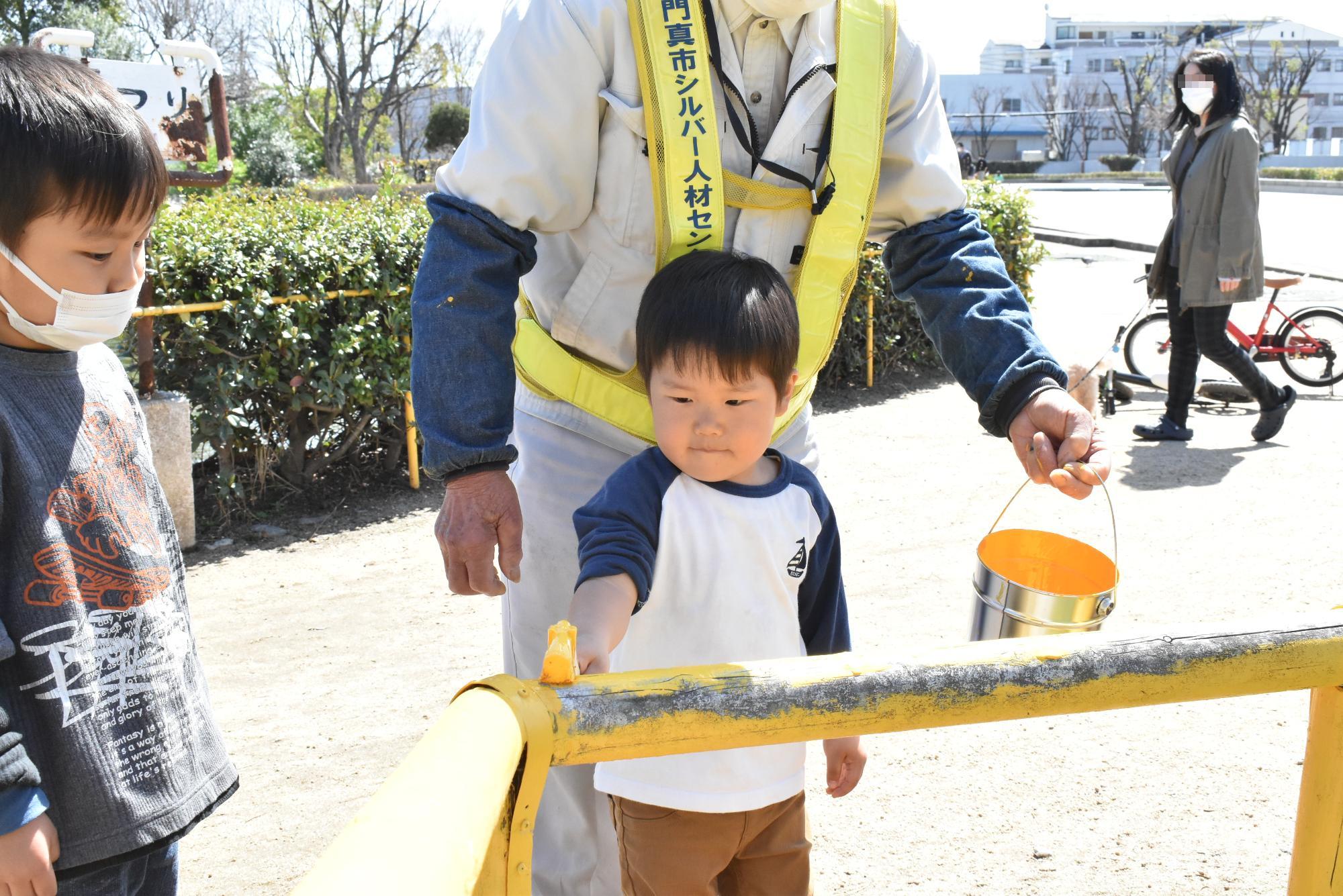 弁天池公園でペンキ塗りをする子ども