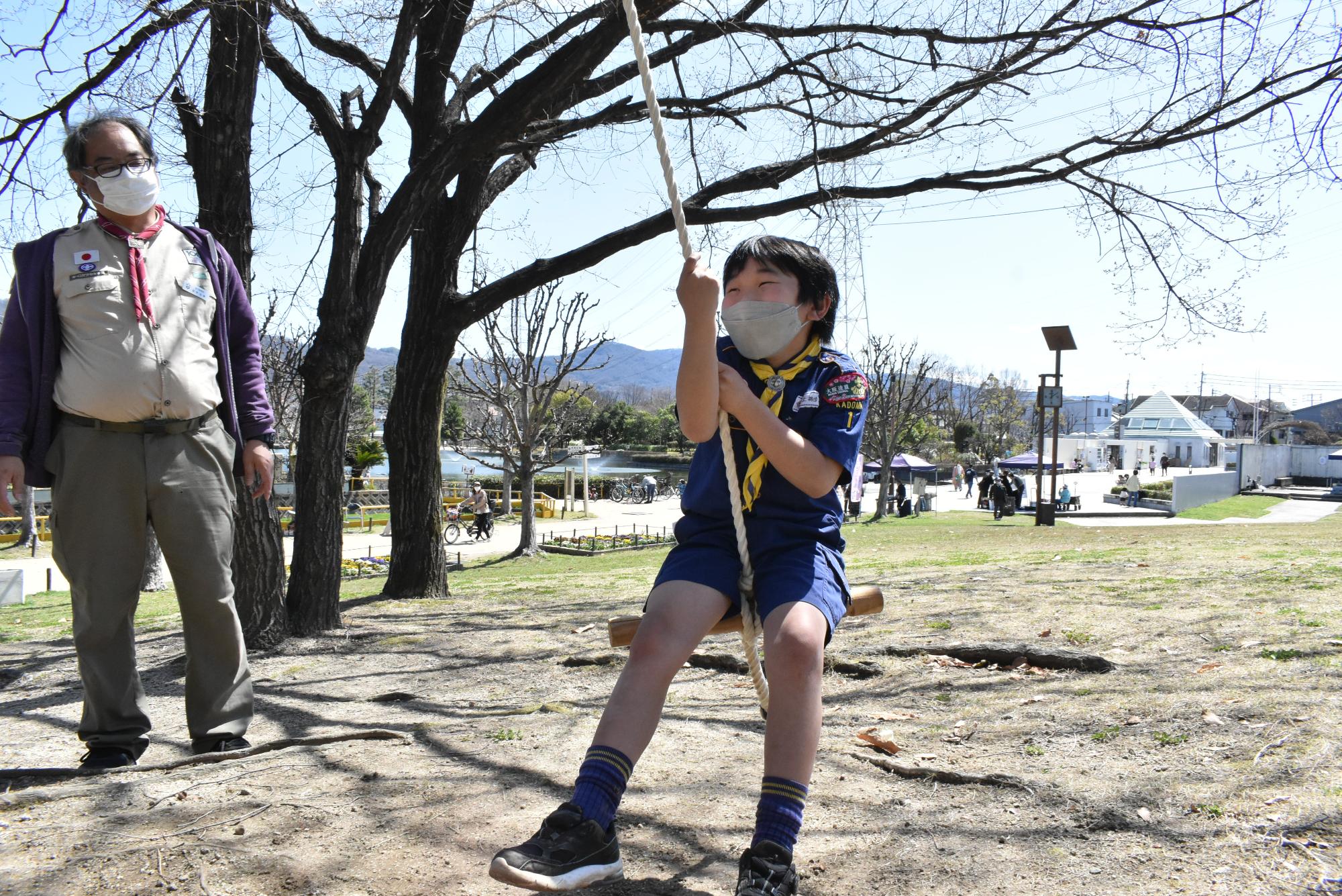 弁天池公園でロープブランコで遊ぶ子ども