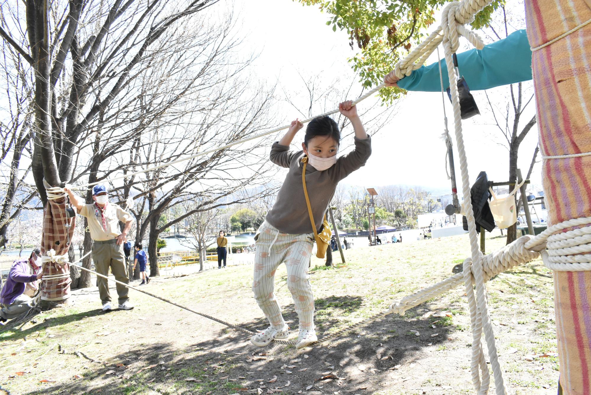 弁天池公園でロープわたりで遊ぶ子ども