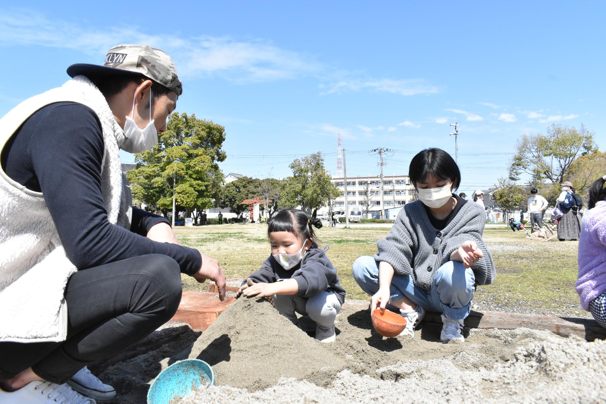 弁天池公園の砂場で遊ぶ親子