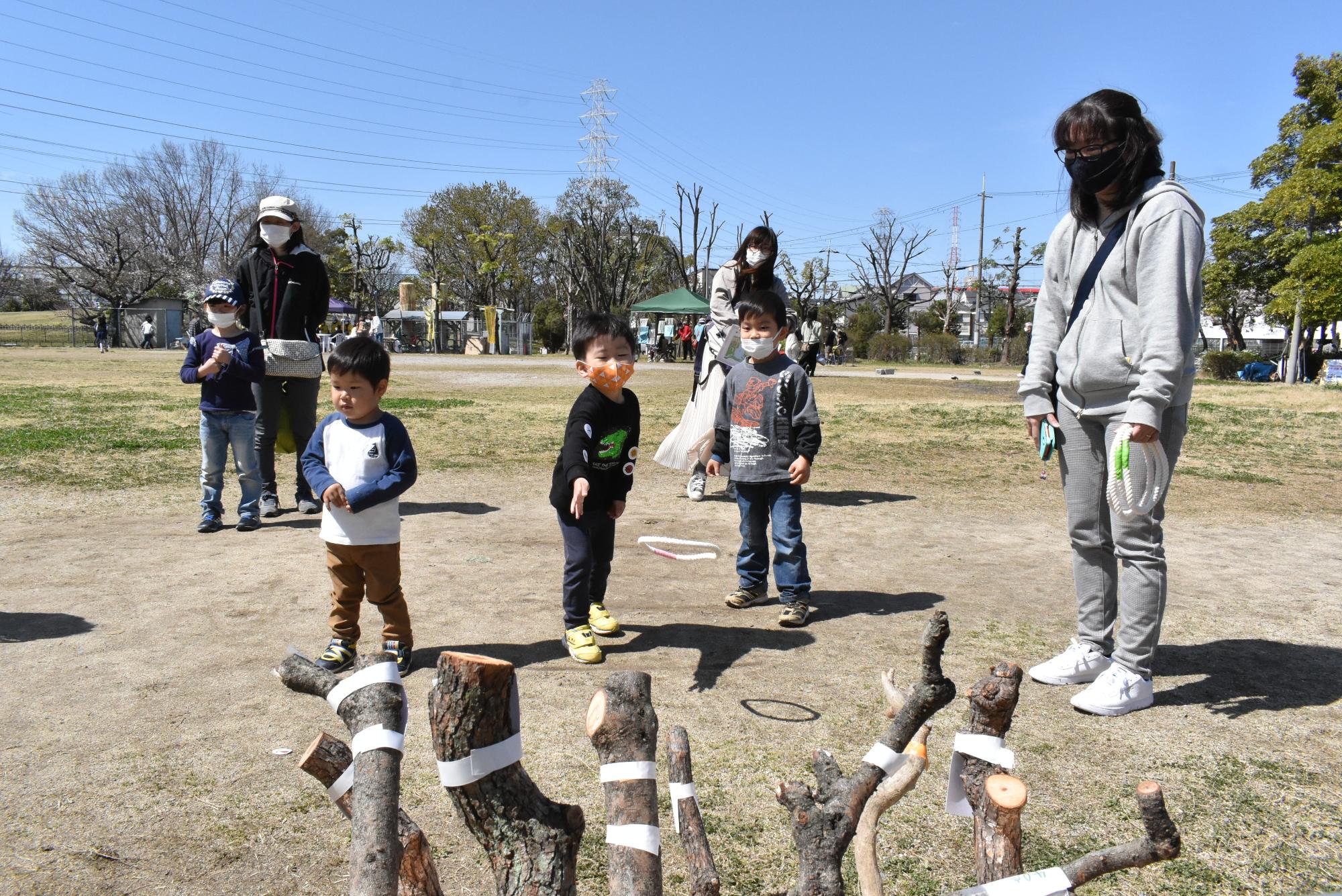 弁天池公園で輪投げで遊ぶ子ども