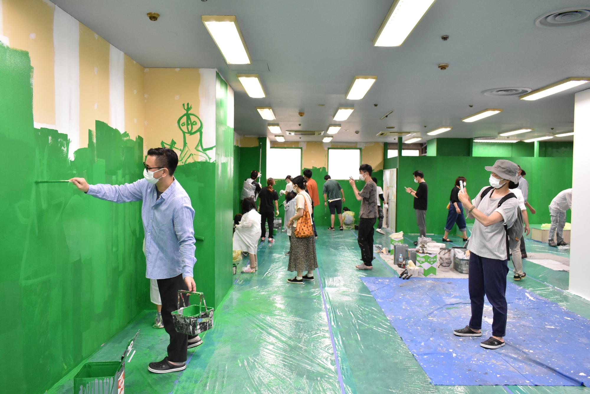 塗装ワークショップを楽しむ人たち