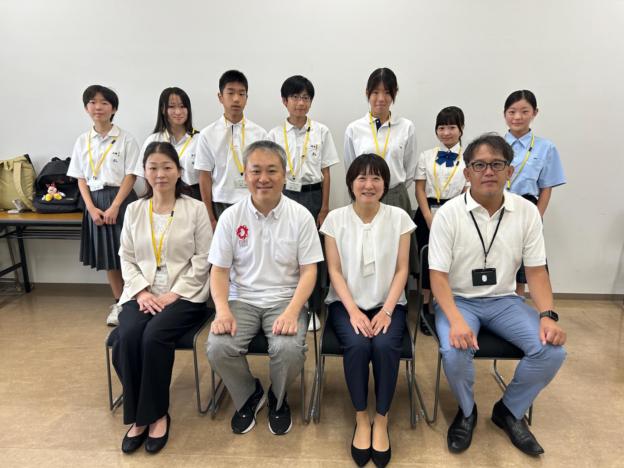 門真市めざせ世界へはばたけ事業研修生が表敬訪問された時の集合写真です