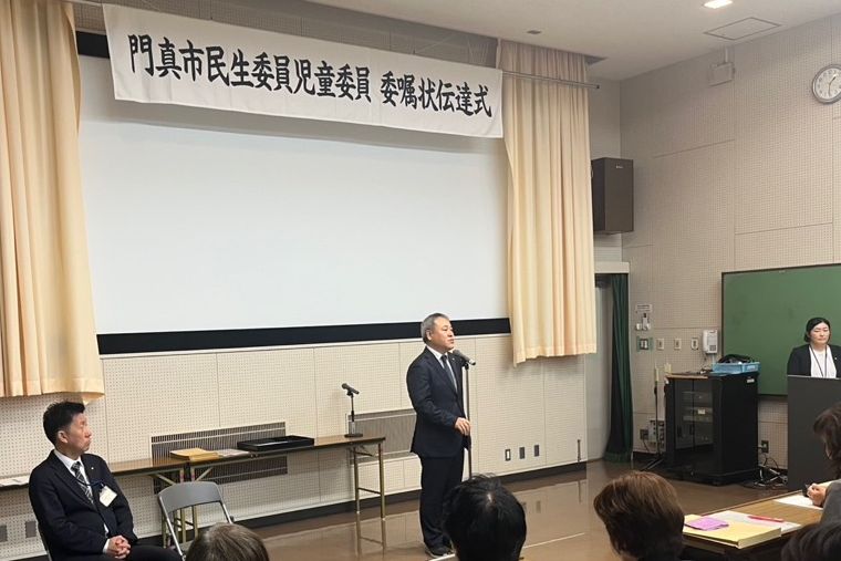 門真市民生委員児童委員委嘱状伝達式で挨拶をしている写真です