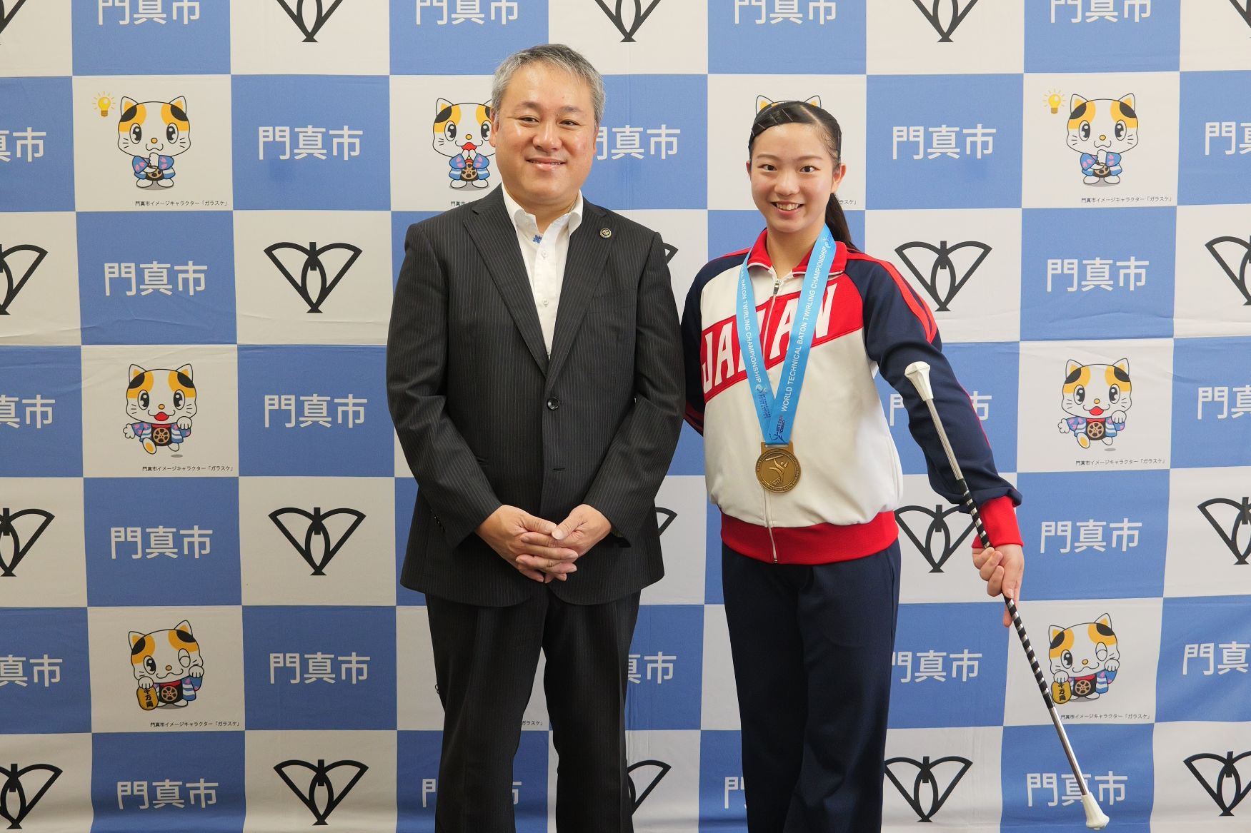 溝畑結子様と市長の写真です