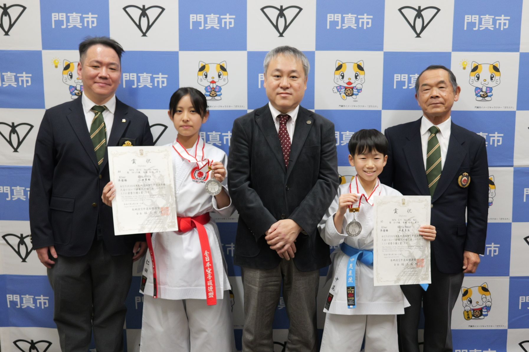 中尾圭汰様と仁田星那様と門真市空手道協会の方と市長の写真です