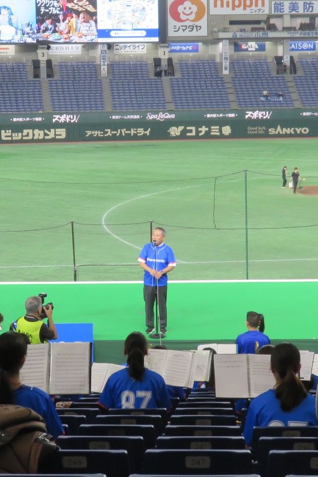 第96回都市対抗野球大会で試合前に応援団に向けて挨拶している写真です