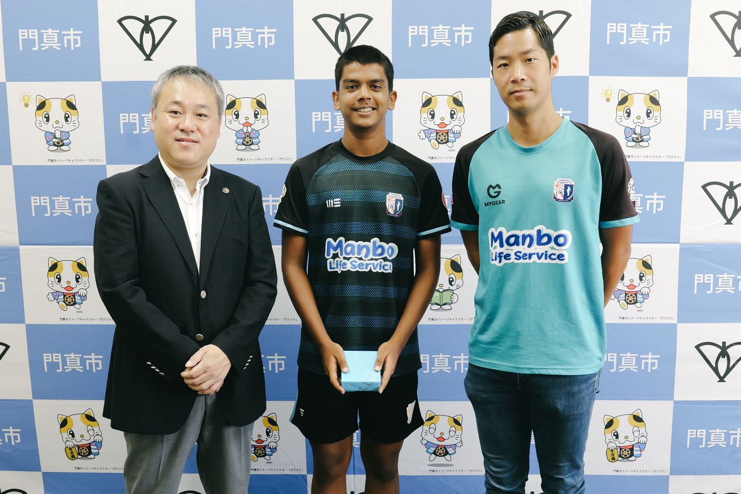 市長とインドからのサッカー留学生ランビール様とインドサッカーアカデミー代表の吉田泰輝様との写真です