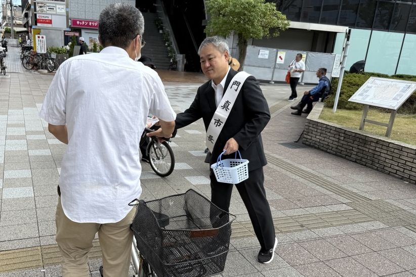 町ゆく住民の方にティッシュを配っている写真です