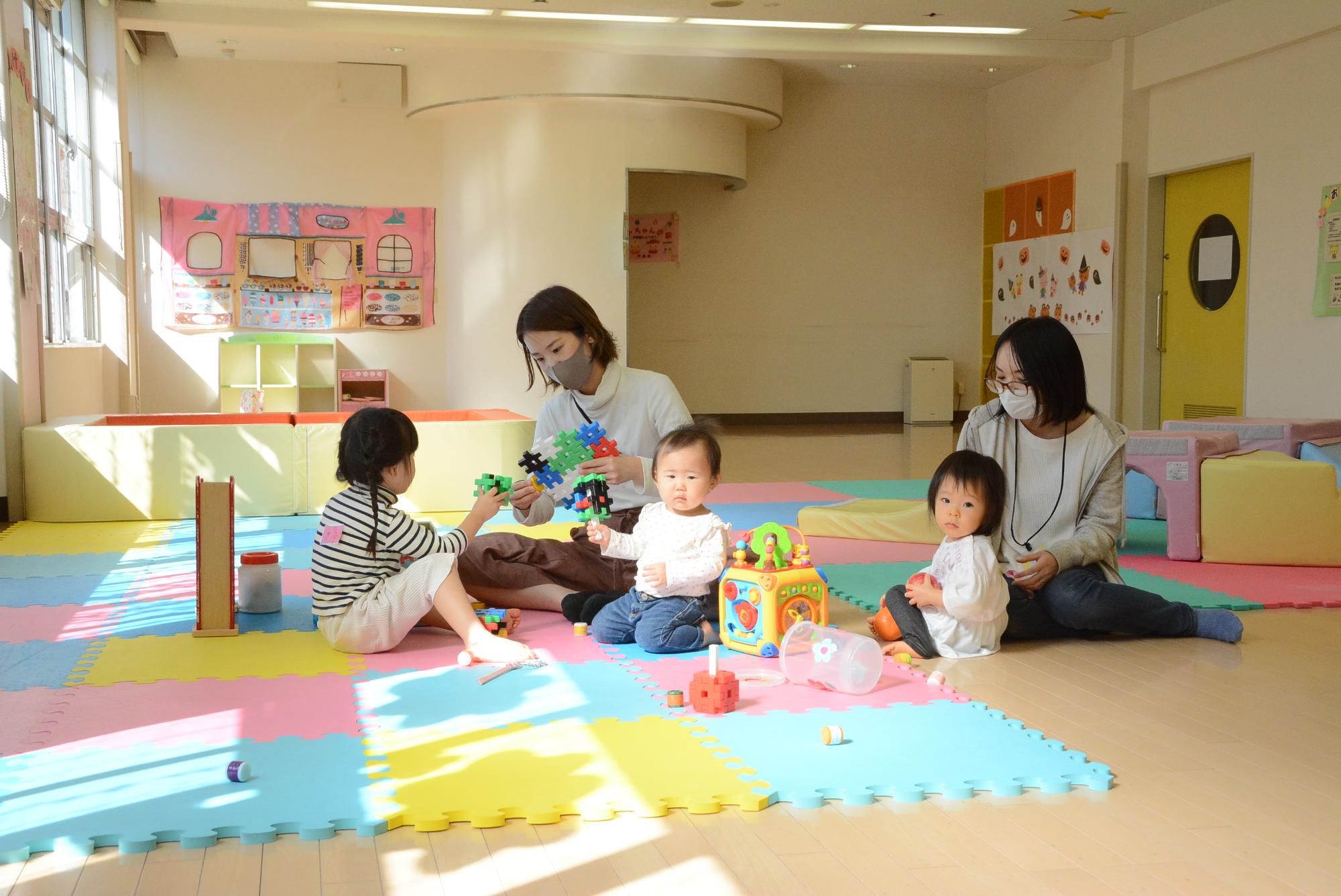 なかよし広場親子で交流風景