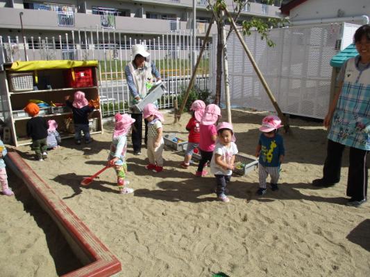 砂場で遊ぶ園児たちの写真
