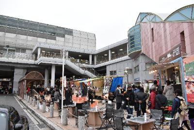 駅前での社会実験の様子