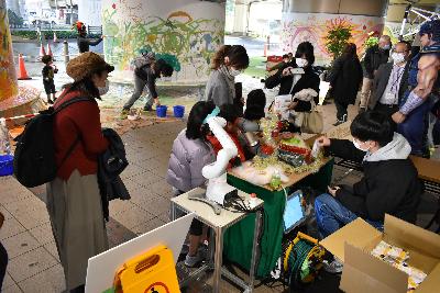 駅前での社会実験の様子