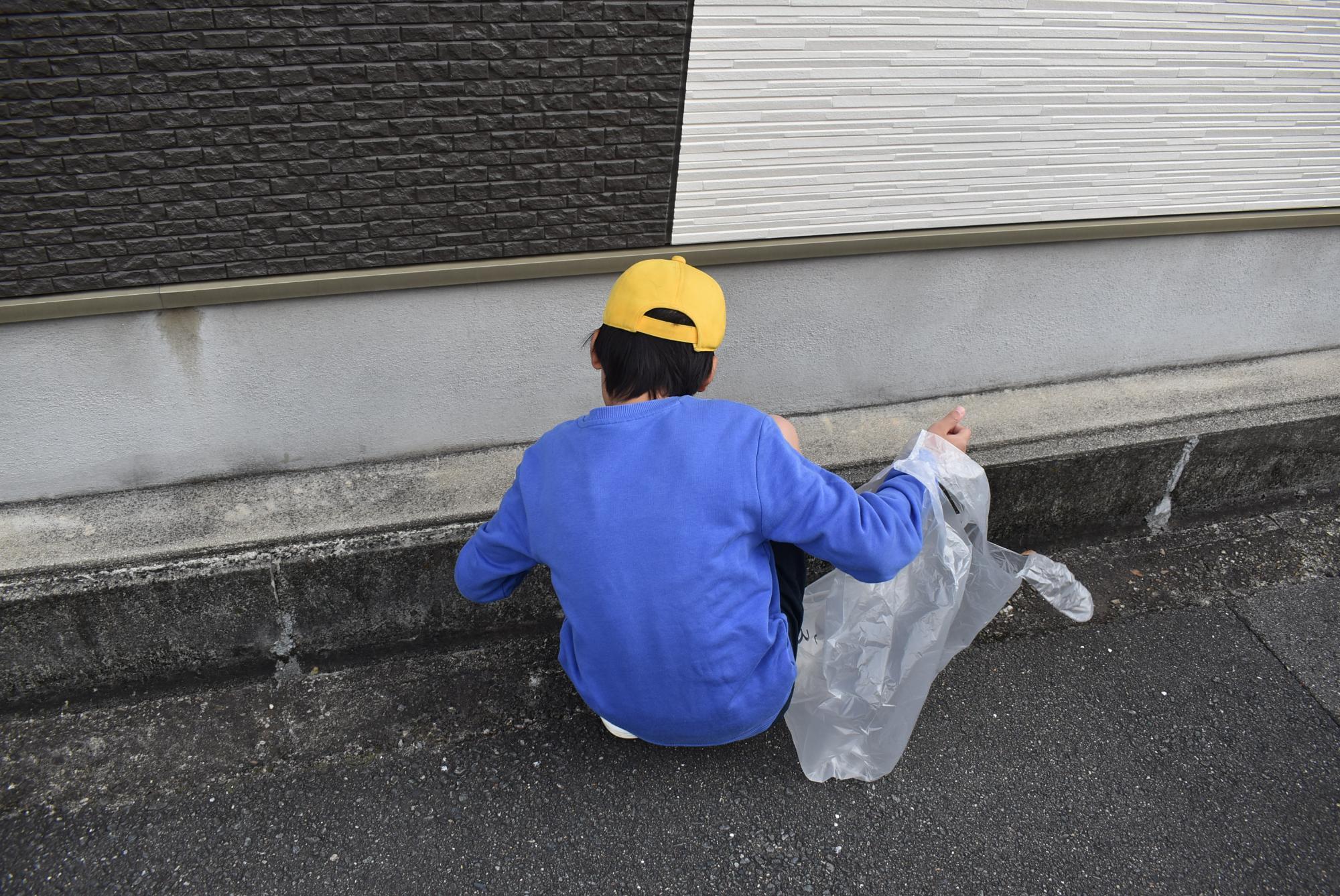 黙々と拾う子ども