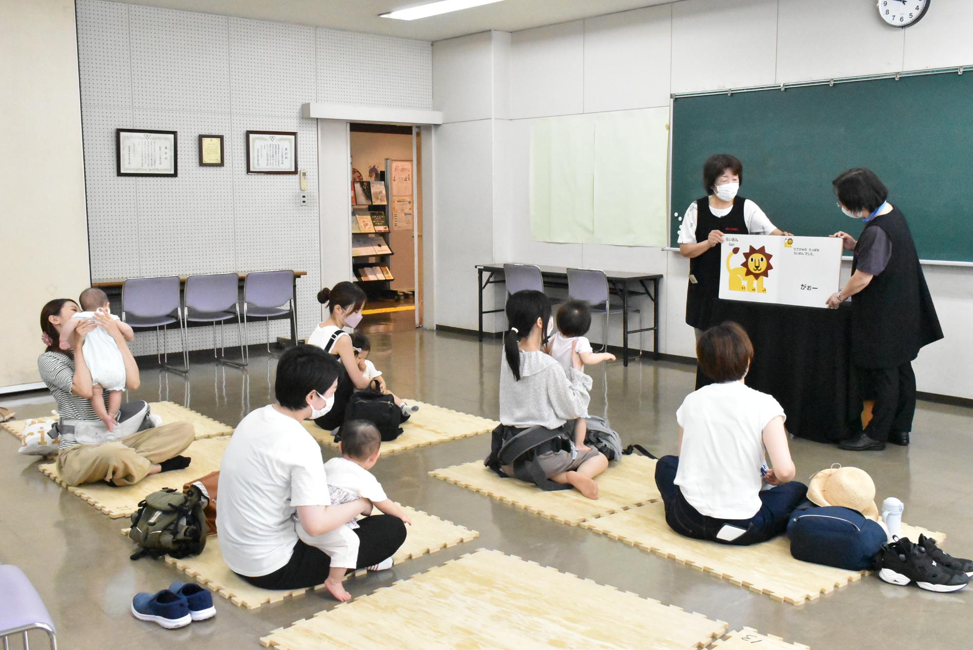 図書館本館における赤ちゃんふれあい絵本タイムの風景2