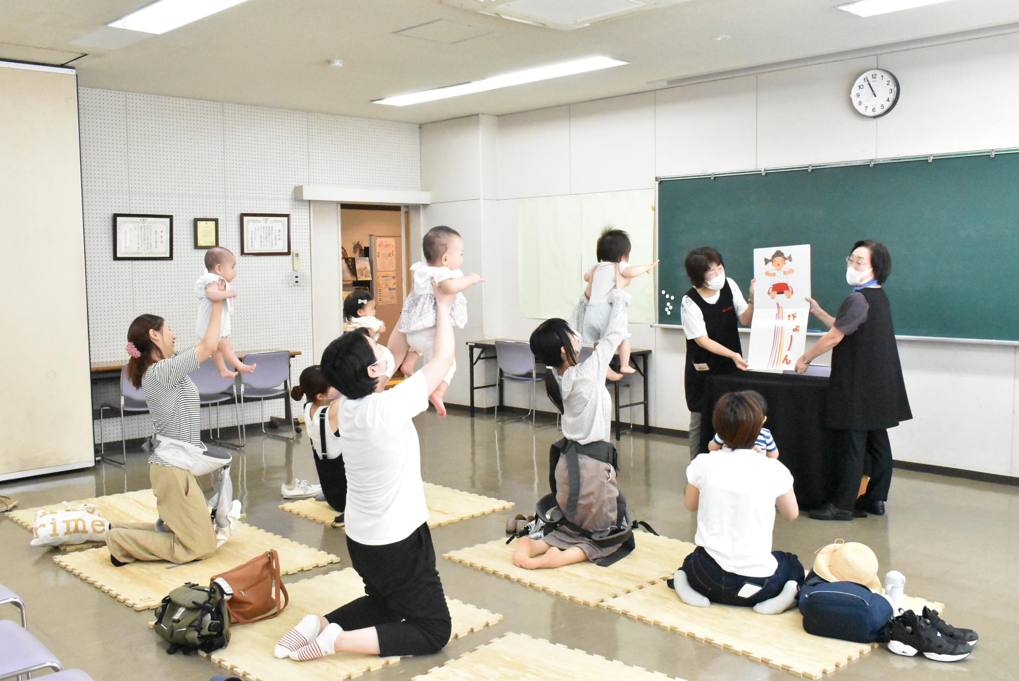 図書館本館における赤ちゃんふれあい絵本タイムの風景3