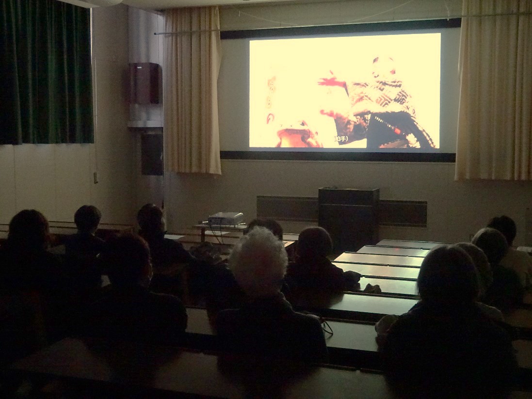 参加者が映画を鑑賞している様子