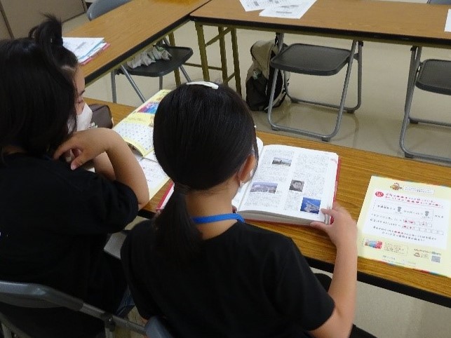 一日図書館員が調べ学習をしている様子