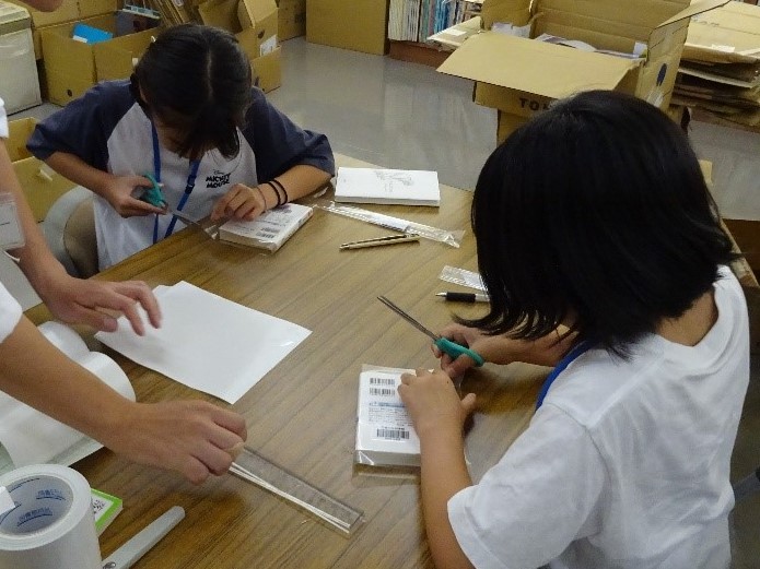 一日図書館員が図書の装備をしている様子