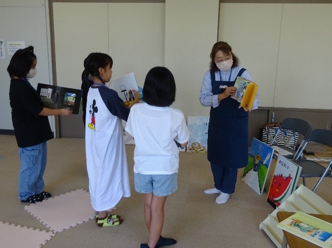 一日図書館員が読み聞かせの練習をしている様子