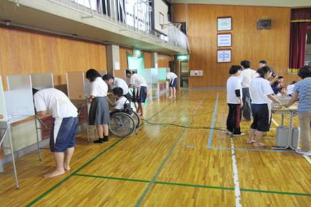 生徒会役員選挙の投票を行う生徒の写真