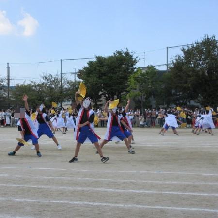 扇子と白い法被で踊ります