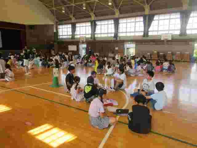 体育館に集まって地区児童会をしています
