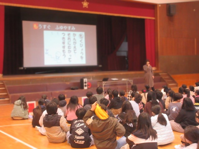 冬休みの生活について話をしています