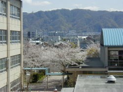 校舎3階より西を臨む。遠くに生駒山地が見えます。