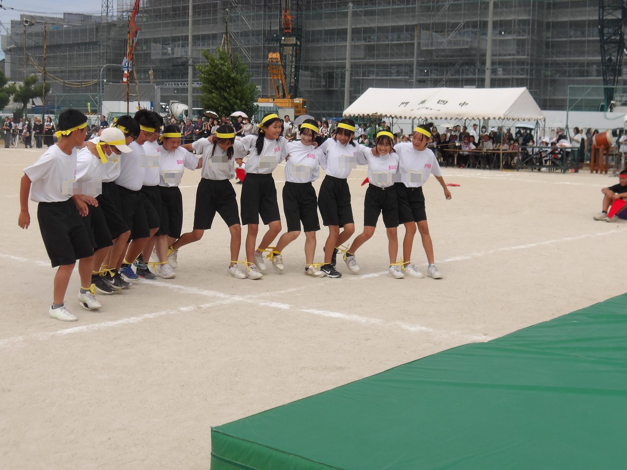 12人13脚