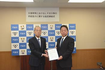 大阪府LPガス協会北東支部と災害時等におけるLPガス等の供給協力に関する協定締結式の写真